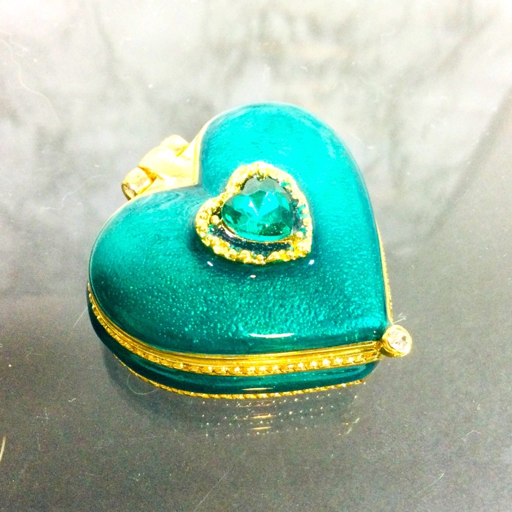 Green heart enamel trinket box